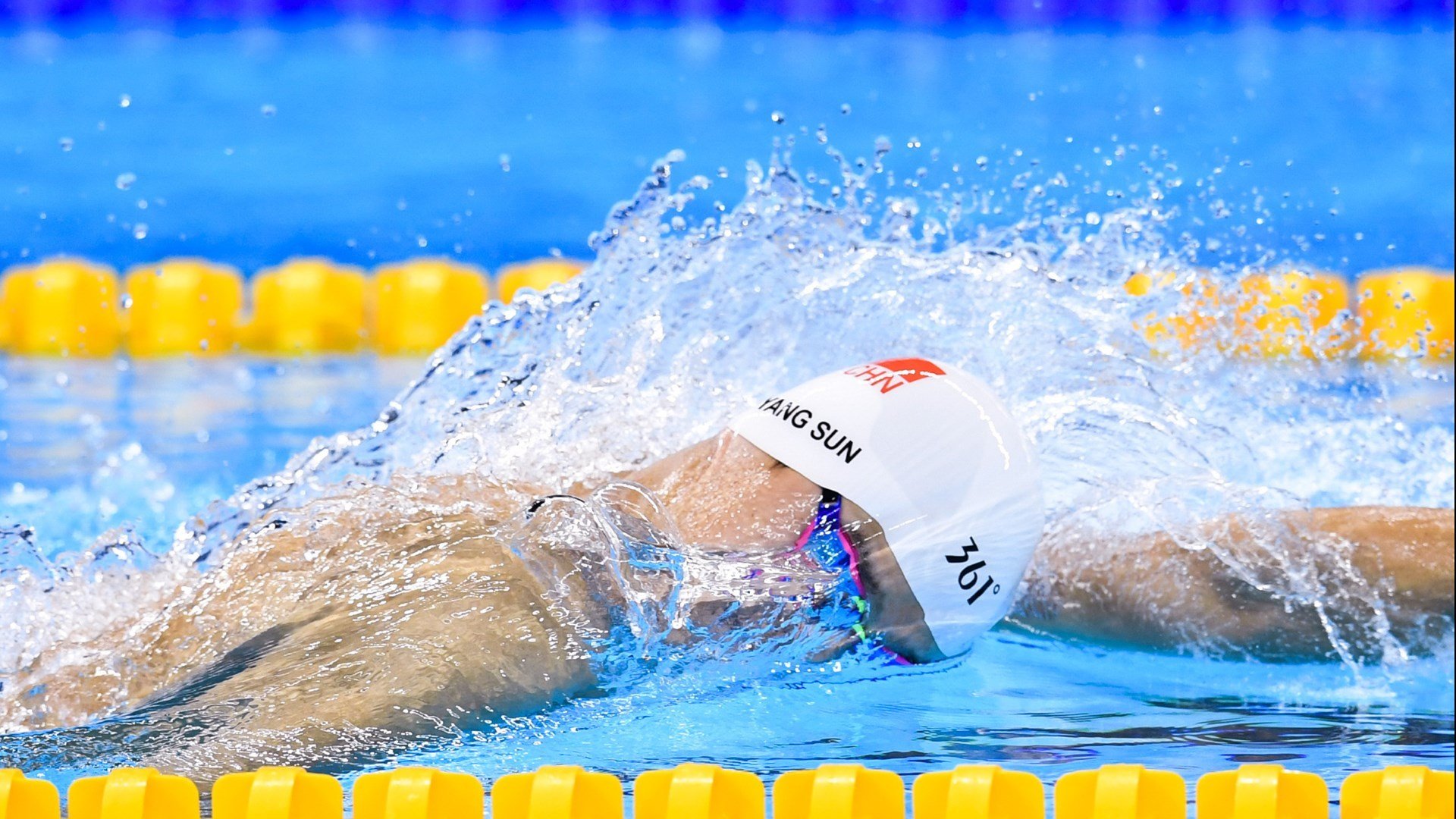 华体会官网入口-女篮姑娘用微笑温暖球迷心灵,女子篮球薇竹